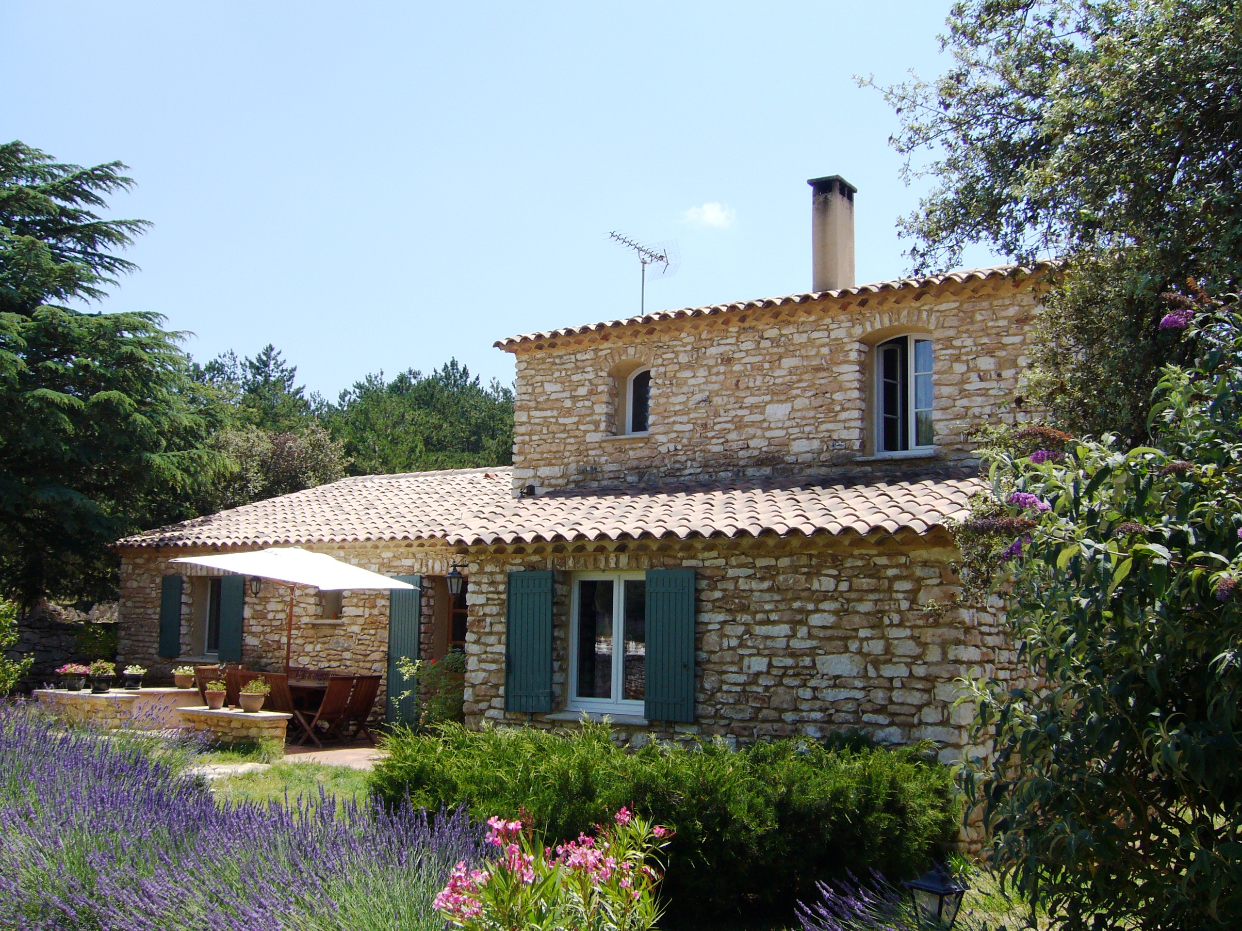 maison avec fleurs